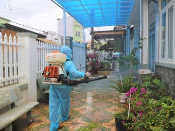 Nhân viên xịt khử khuẩn khu vực ổ dịch. Ảnh: Hoài Thanh