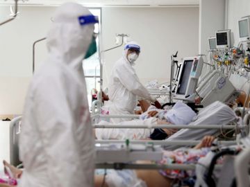 Nhà nước sẽ chi trả toàn bộ chi phí điều trị liên quan trực tiếp tới bệnh Covid-19, chi phí điều trị các bệnh khác cho bệnh nhân Covid-19 sẽ phải tự chi trả theo luật /// Ảnh Ngọc Dương
