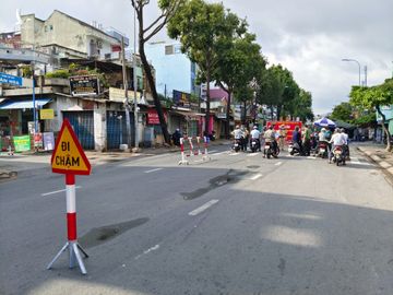 Quân đội hỗ trợ kiểm soát giãn cách: Nhiều đường phố TP.HCM vắng lặng, các chốt không đông - ảnh 6