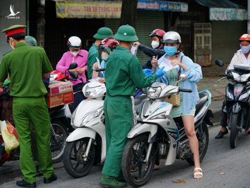 TP.HCM tăng cường kiểm soát phòng dịch Covid-19: Người dân tự giác giãn cách, đường phố vắng hẳn - ảnh 3