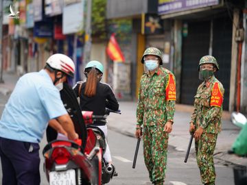 TP.HCM tăng cường kiểm soát phòng dịch Covid-19: Người dân tự giác giãn cách, đường phố vắng hẳn - ảnh 4