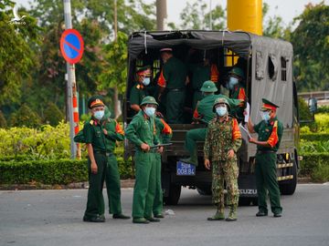 TP.HCM tăng cường kiểm soát phòng dịch Covid-19: Người dân tự giác giãn cách, đường phố vắng hẳn - ảnh 1