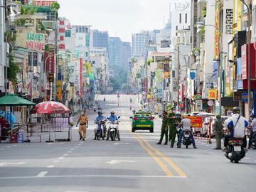 TP.HCM tăng cường kiểm soát phòng dịch Covid-19: Người dân tự giác giãn cách, đường phố vắng hẳn - ảnh 6