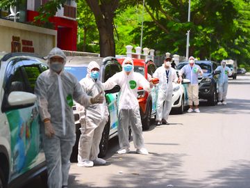 Một số tài xế tham gia đội GrabCar Y tế. Ảnh: Công ty cung cấp