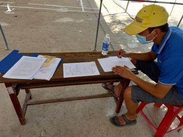 Phát hiện 2 xe khách chở 'chui' 35 người từ vùng dịch về Quảng Bình - 1