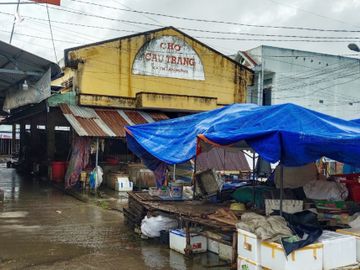 129 nguoi du dam tang giua mua dich anh 2