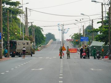 Chốt kiểm soát cầu Bình Triệu 1 vắng vẻ trong sáng 23.8 /// Ảnh: Độc Lập