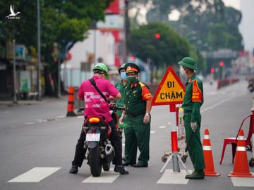 Quân đội hỗ trợ kiểm soát giãn cách: Nhiều đường phố TP.HCM vắng lặng, các chốt không đông - ảnh 4