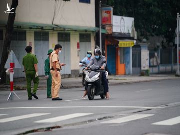 Quân đội hỗ trợ kiểm soát giãn cách: Nhiều đường phố TP.HCM vắng lặng, các chốt không đông - ảnh 3