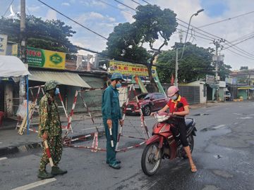 [CẬP NHẬT] Ngày đầu TP.HCM tăng cường phòng, chống dịch Covid-19: Trình giấy đi đường bằng hình ảnh - ảnh 1