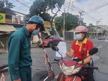 [CẬP NHẬT] Ngày đầu TP.HCM tăng cường phòng, chống dịch Covid-19: Trình giấy đi đường bằng hình ảnh - ảnh 3