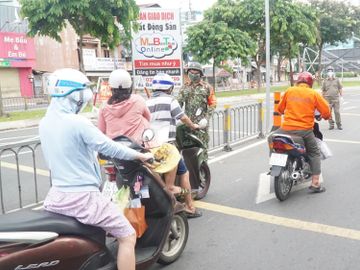 [CẬP NHẬT] Ngày đầu TP.HCM tăng cường phòng, chống dịch Covid-19: Trình giấy đi đường bằng hình ảnh - ảnh 4