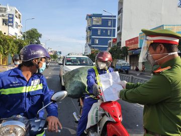 [CẬP NHẬT] Ngày đầu TP.HCM tăng cường phòng, chống dịch Covid-19: Trình giấy đi đường bằng hình ảnh - ảnh 5