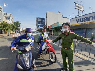 [CẬP NHẬT] Ngày đầu TP.HCM tăng cường phòng, chống dịch Covid-19: Trình giấy đi đường bằng hình ảnh - ảnh 6