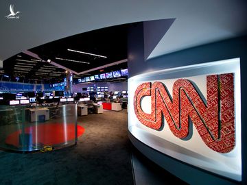 CNN sa thải 3 nhân viên không tiêm vắc xin COVID-19 - Ảnh 1.