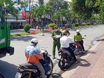 Công an kiểm tra người dân lưu thông trên địa bàn TP Bạc Liêu trong thời gian thực hiện giãn cách xã hội. Ảnh: Hưng Lợi