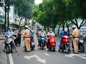 Đường phố TP.HCM đông đúc, CSGT vất vả kiểm tra giấy tờ xe qua chốt kiểm soát - ảnh 2