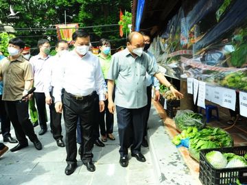 Chủ tịch nước: Hà Nội phải hạn chế thấp nhất người đi lại như yêu cầu giãn cách của Chỉ thị 16 - Ảnh 2. Chủ tịch nước: Hà Nội phải hạn chế thấp nhất người đi lại như yêu cầu giãn cách của Chỉ thị 16 - Ảnh 2.