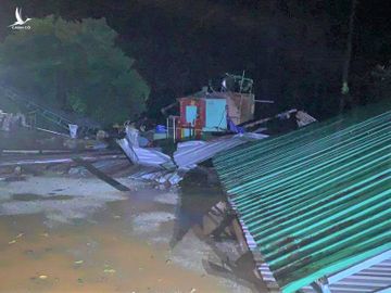 gió giật mạnh khiến nhà dân tại TT.Đạ M’ri (H.Đạ Huoai) bị đổ sập Ảnh: Trùng Dương