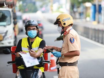 Cận cảnh Công an TPHCM kiểm tra 'di biến động dân cư' ảnh 2