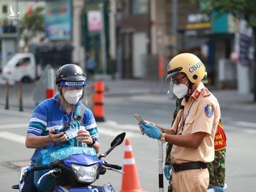 Cận cảnh Công an TPHCM kiểm tra 'di biến động dân cư' ảnh 5