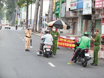 Cận cảnh Công an TPHCM kiểm tra 'di biến động dân cư' ảnh 6