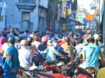 Người dân TP.HCM đi siêu thị đông nghẹt từ sớm: ‘Không biết khi nào mới tới lượt!’ - ảnh 11