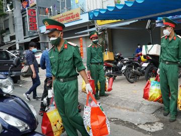 Bộ đội chốt đơn, giao rau củ tận nhà cho bà con Sài Gòn yên tâm chống dịch - ảnh 4