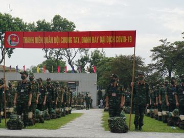 Thêm 1.000 bác sĩ, học viên quân y vào TP.HCM cùng ăn, cùng ở với dân để chống dịch - ảnh 1