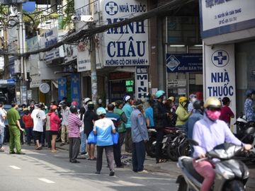 TP.HCM sáng 21-8 đường sá, nhà thuốc đông nghịt người, có nơi chốt kiểm soát phải xả trạm - Ảnh 3.