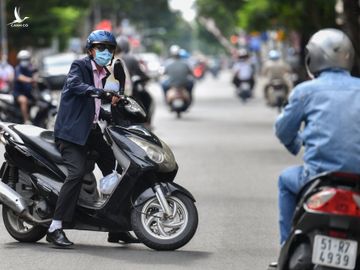 Người dân TP.HCM đổ ra đường đông trong ngày giãn cách ảnh 1 Nguoi dan TP.HCM do ra duong dong trong ngay gian cach anh 1