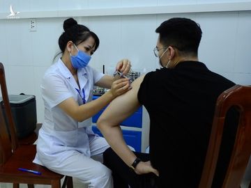 Người dân tiêm vaccine Moderna chiều 2/8 tại điểm tiêm Bệnh viện y dược cổ truyền Quảng Ninh. Ảnh: Minh Cương