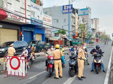 Hình ảnh đường phố TP.HCM ngày đầu thực hiện cách ly triệt để - ảnh 10