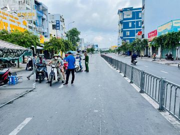 Quân đội hỗ trợ kiểm soát giãn cách: Nhiều đường phố TP.HCM vắng lặng, các chốt không đông - ảnh 12