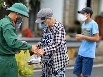 Cong an va quan doi trao qua cho dan anh 8