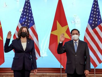 Tại cuộc gặp với Thủ tướng Phạm Minh Chính, bà Harris đánh giá cao các nỗ lực của Chính phủ Việt Nam trong kiểm soát và ứng phó với Covid-19. Ảnh: Reuters.