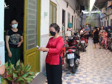 Bà Phạm Thị Thủy Tiên (chủ trọ tại P.Hiệp Bình Phước, TP.Thủ Đức) đến thông báo giảm 100% tiền trọ cho người thuê ẢNH: TRẦN TIẾN