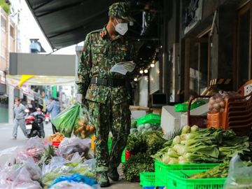 NÓI THẲNG: Đừng tự biến thành những con virus soi mói các chú bộ đội - Ảnh 1.