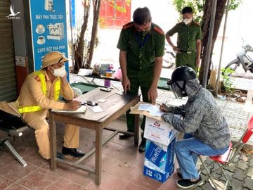 Cô gái mang theo dụng cụ chơi ma túy đi trên phố trong Chỉ thị 16, test nhanh thì dương tính với ma túy - Ảnh 1.