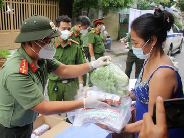 Công an huyện vùng ven TPHCM trao quà tận nơi người dân ở trọ ảnh 9