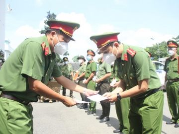 Công an huyện vùng ven TPHCM trao quà tận nơi người dân ở trọ ảnh 2