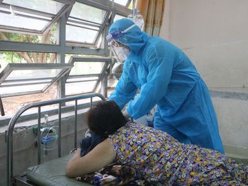 Chuyên gia hướng dẫn tư thế nằm sấp cải thiện giảm oxy máu cho bệnh nhân COVID-19 - Ảnh 1.
