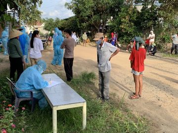 Vụ nhiều trẻ em mắc Covid-19 trong tiệc sinh nhật: Tạm đình chỉ chủ tịch xã - Ảnh 1.