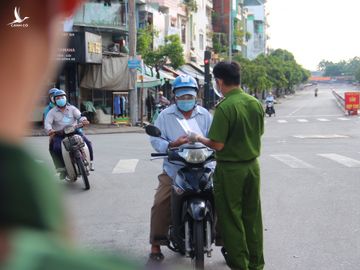 TP.HCM: Ngày đầu 'ai ở đâu, ở yên đó', đường phố vắng lặng - ảnh 1