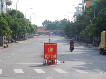 TP.HCM: Ngày đầu 'ai ở đâu, ở yên đó', đường phố vắng lặng - ảnh 2