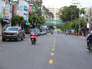 TP.HCM: Ngày đầu 'ai ở đâu, ở yên đó', đường phố vắng lặng - ảnh 3