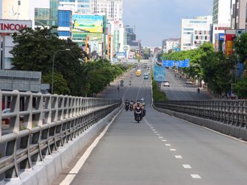 Đường Cộng Hoà (Q.Tân Bình) lác đác phương tiện trong ngày đầu tăng cường biện pháp phòng chống dịch. /// ẢNH: TRẦN TIẾN