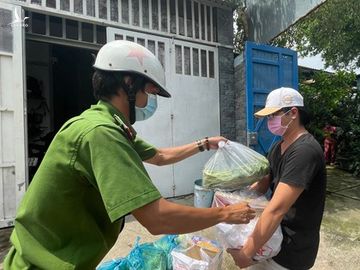 Lực lượng Công an TPHCM gõ cửa từng nhà bà con khó khăn trao nhu yếu phẩm ảnh 13