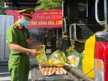 Công an 'đêm dầm sương, ngày đội nắng' mang đồ tươi ngon cho bà con chống dịch Covid-19 - ảnh 9