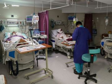 Y tá chăm sóc cho bệnh nhân Covid-19 tại một bệnh viện ở thủ đô Tehran, Iran. Ảnh: Reuters.